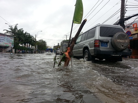 Đường phố TP.HCM chìm trong nước ảnh 6